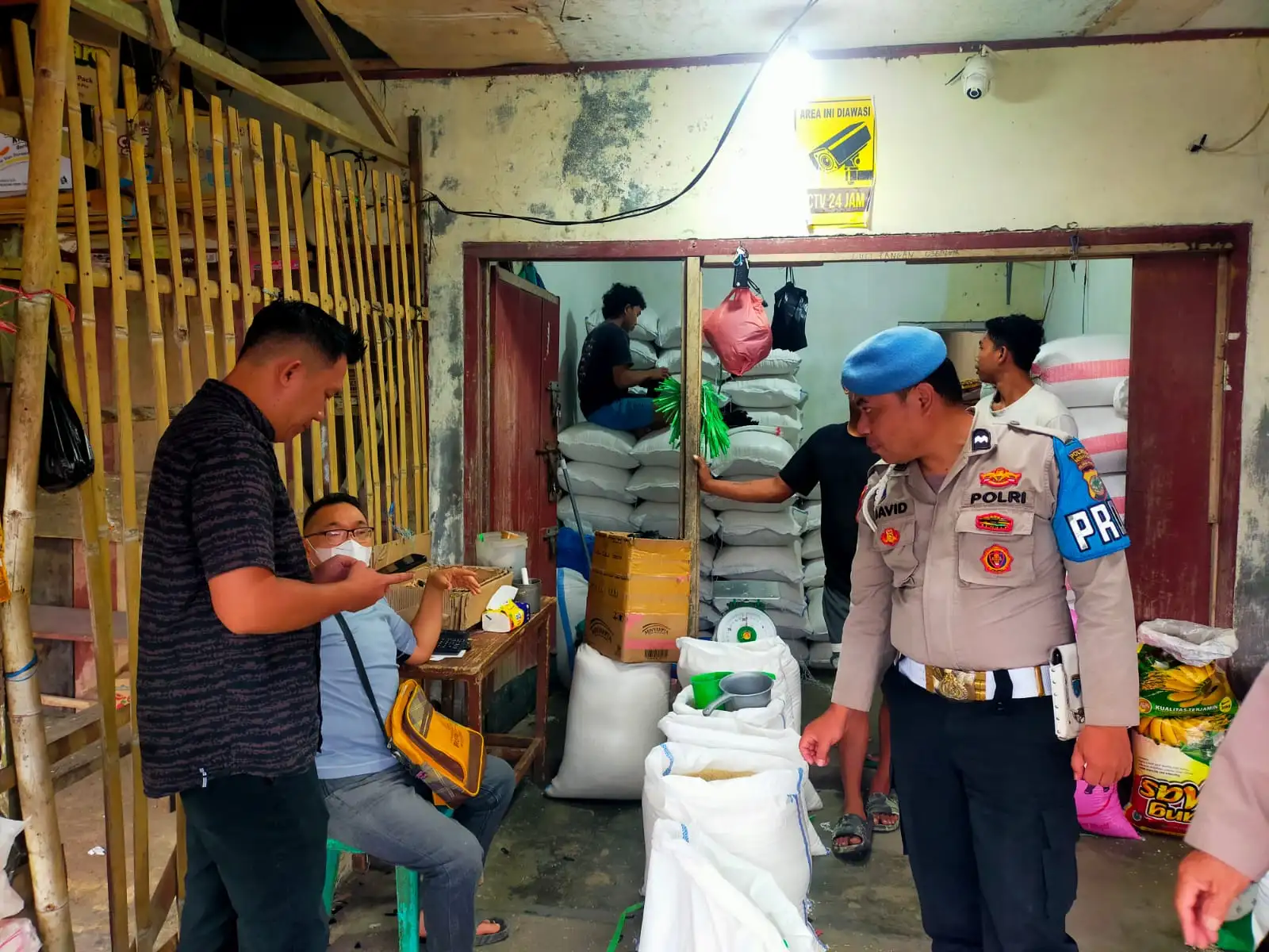 KRYD Polsek Kawangkoan: Polisi Hadir di Pasar Tradisional untuk Jaga Kamtibmas dan Stabilitas Pangan